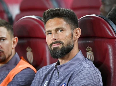 Giroud Signs One-Year Lille Extension at 39