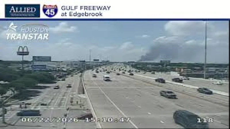 Houston Fire Department deploys six engines to East End warehouse fire