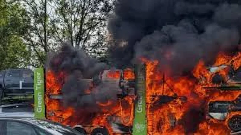 M1 transporter fire closes seven-car load north of Catthorpe
