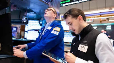 Micron Jumps More Than 17% as Spy Stock Rally Lifts Nasdaq