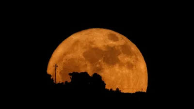 Strawberry Moon 2026 stays low in the southeast over Northern Hemisphere