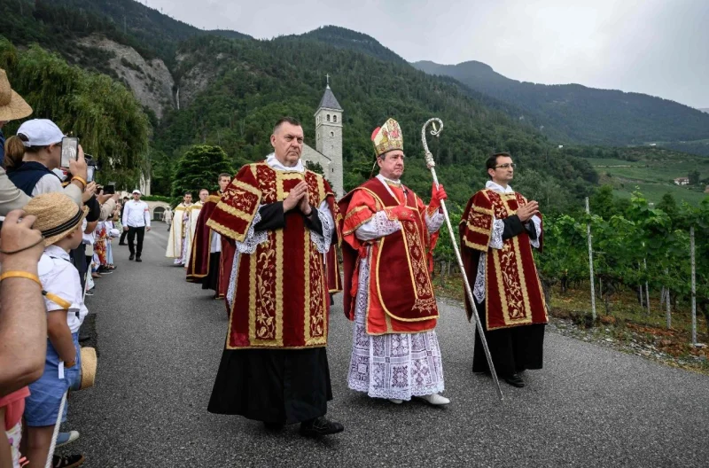 Society Of Saint Pius X holds four bishop consecrations in Econe