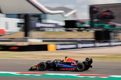 Nikola Tsolov Passes Gabriele Mini on Final Lap for Silverstone Sprint Win