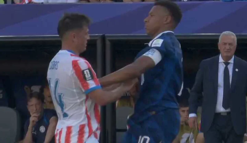 Matías Galarza Fonda golpea a Mbappé y evita roja en Cáceres, Paraguay