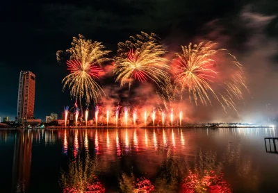 Delta flight 1076 hit by Fireworks during Chicago landing