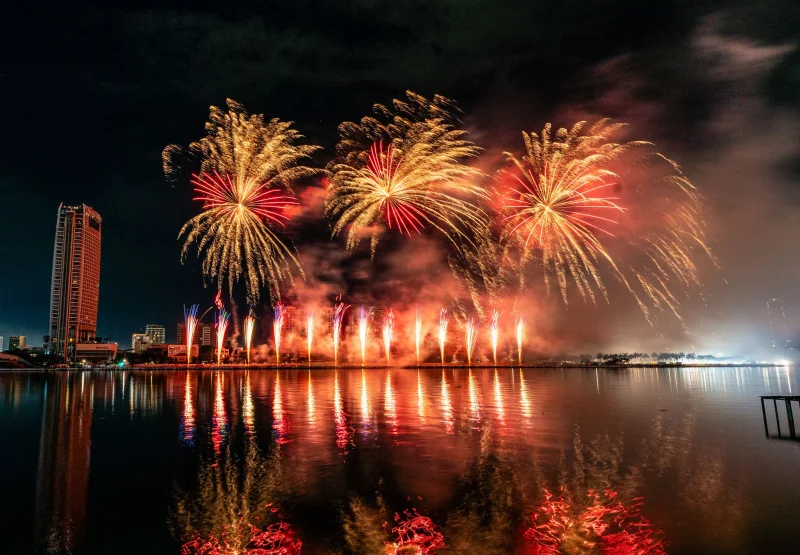 Delta flight 1076 hit by Fireworks during Chicago landing