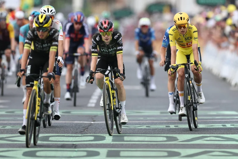 12-second gap erased by the three-second rule as Tadej Pogačar and Jonas Vingegaard finished level on stage 5
