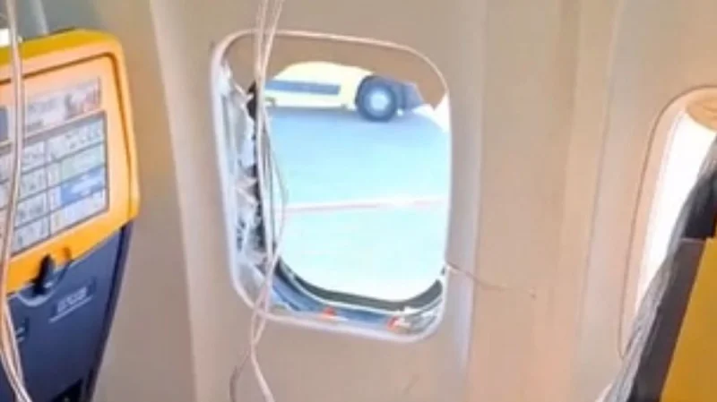 Ryanair returns to Thessaloniki after window dislodges inflight