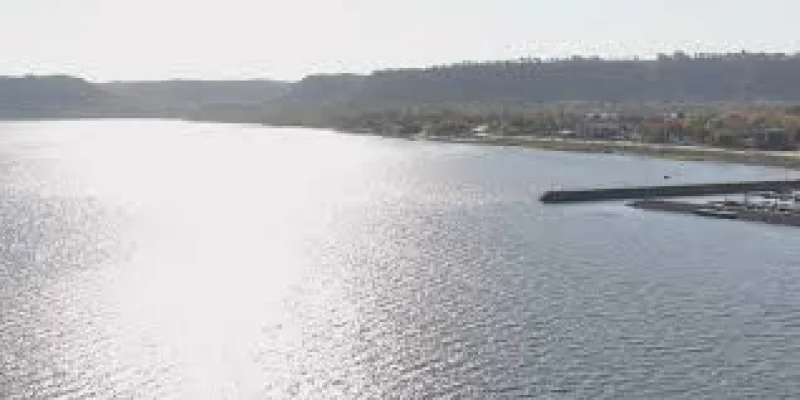Lake Pepin Boat overturns leaves three missing near Deer Island