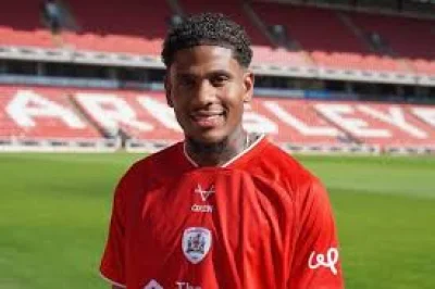 Tyrese Noslin signs three-year Barnsley deal after move from Telstar