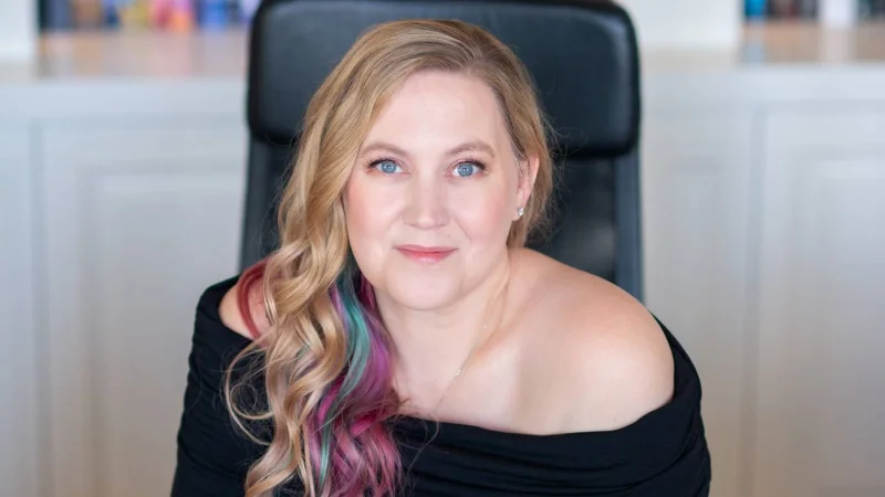 Rebecca Yarros Unveils Threshing Day and Sept. 29, 2026 Fourth Wing Series New Release