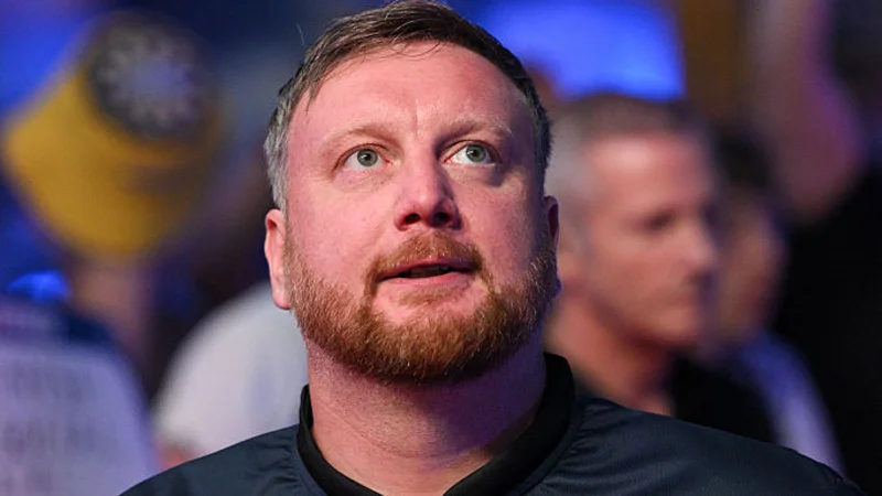 Cameron Menzies withdraws after fainting during Ross Smith match — Dirk Van Duijvenbode