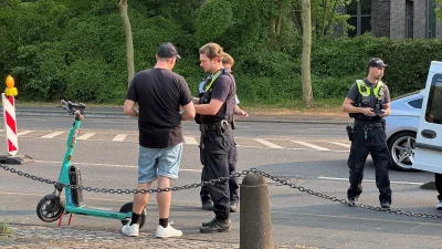 Polizei Bonn kontrolliert E-Scooter-Fahrer nach 37 Prozent mehr Unfällen