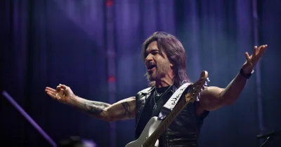 Juanes abre La Velada del Año 6 con A Dios le pido