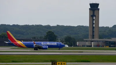 ICE arrests Lorenzo Thompson at Nashville International Airport — Southwest Airlines Ice