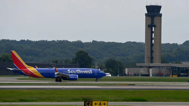 ICE arrests Lorenzo Thompson at Nashville International Airport — Southwest Airlines Ice