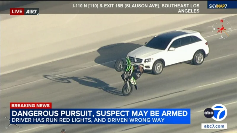 LAPD Chase Reaches 110 Freeway, Parking Structure in Los Angeles — Car Chase In Los Angeles