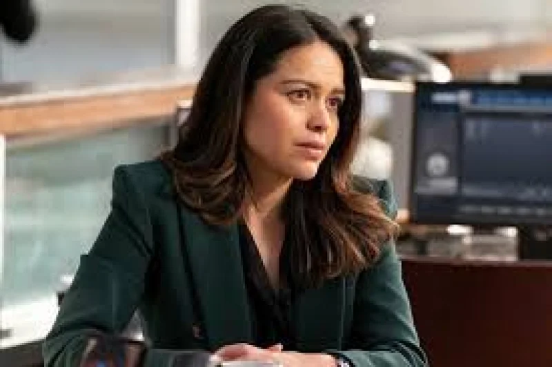 Alyssa Diaz Reveals Season 5 Hand Double on The Rookie