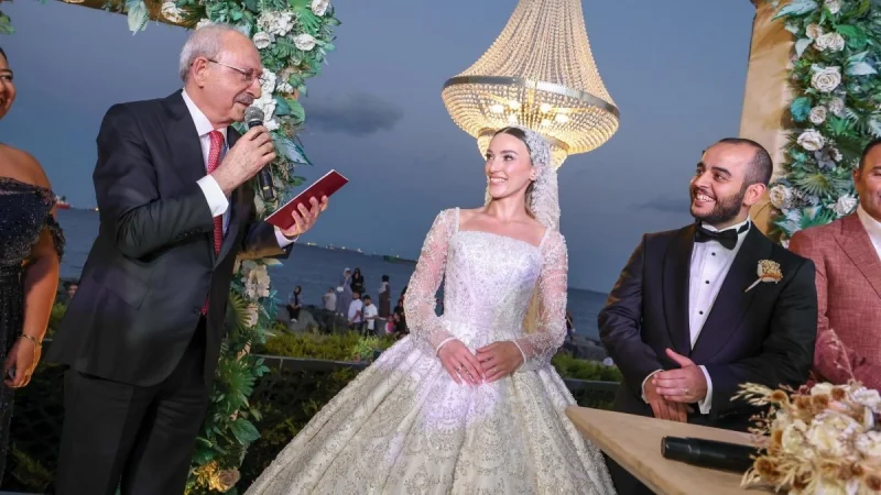 Kemal Kılıçdaroğlu and Seyithan İzsiz witness Bekmez düğün töreni — Chp
