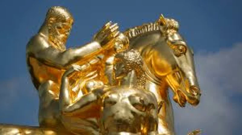 Donald Trump links $5.1m Arts of War regilding near Lincoln Memorial — Trump Gilded Statues At The Lincoln Memorial
