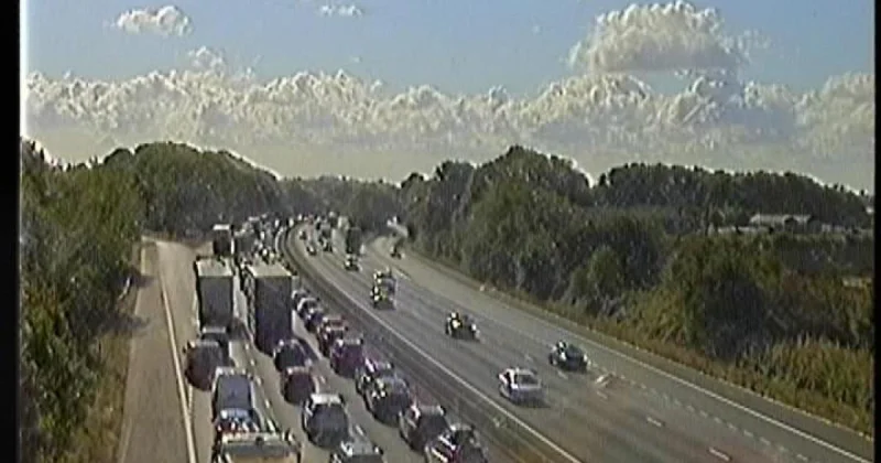 M4 Traffic: Double crashes near Membury Services and Swindon block motorway