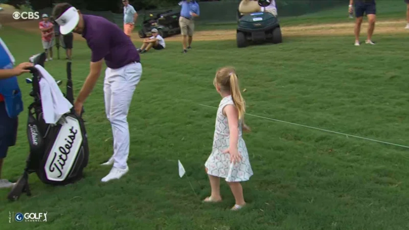 Toddler steps on Beau Hossler's lie at Wyndham Championship — and the 54-hole leader still saves par