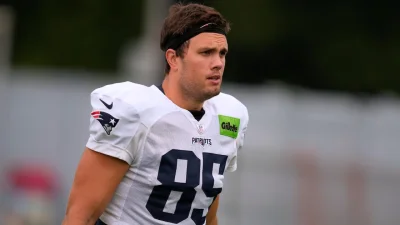 Hunter Henry agrees two-year Patriots extension as veteran future takes shape