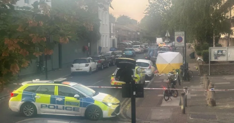Police set up cordon after four gunshots in Clapham Shooting