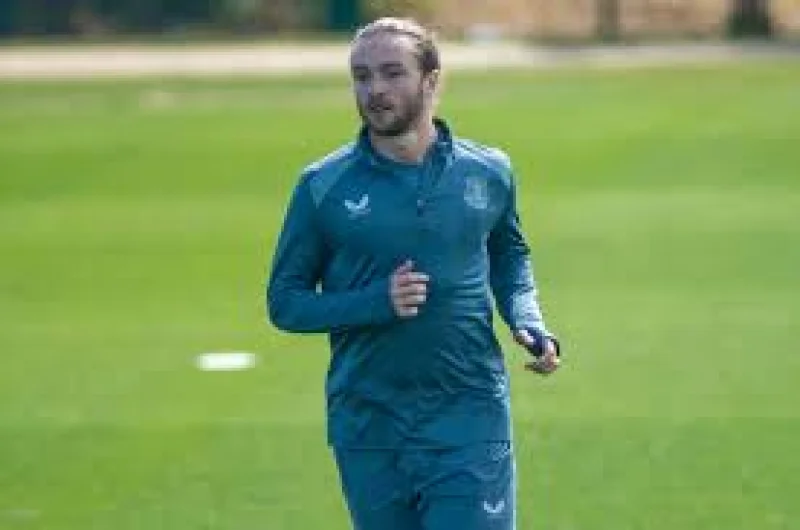 Tom Davies trains with Everton U21s after Sheffield United release
