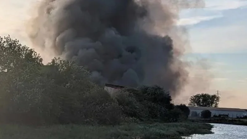 Humberside Fire & Rescue tackles large Fire Hull blaze off Reservoir Road
