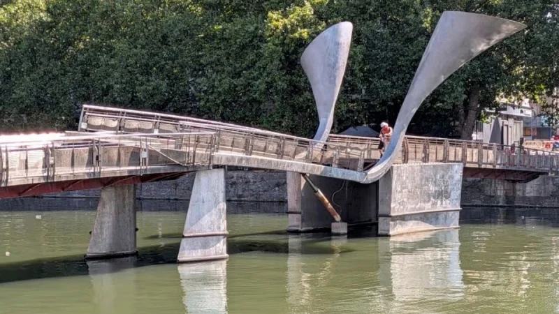 Bristol City Council closes Pero Bridge after collapse