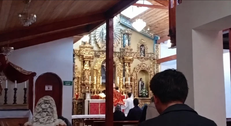 Priest Stays at Altar Through 7.4-Magnitude Earthquake in Bogotá