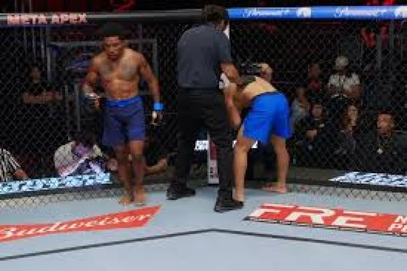 Herb Dean restarts Xavier Franklin fight after eye poke review