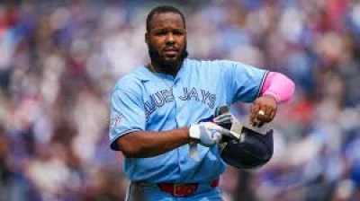 Vladimir Guerrero Jr. kneed in the head during chaotic sixth-inning play — Yankees Vs Blue Jays
