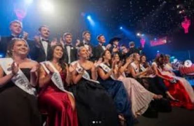 Cará Hamilton shows Derry Chicken Box on Rose of Tralee stage — Bbc News