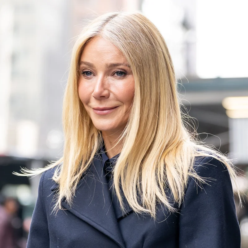 Gwyneth Paltrow Catches Apple Marting in Aug. 14 Poolside Selfie