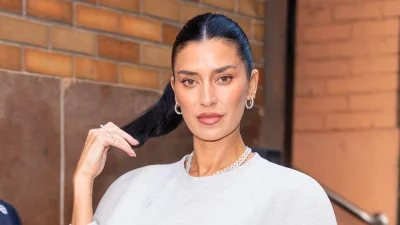 Nicole Williams English Posts 8-Photo Helsa Look With Canada Tease