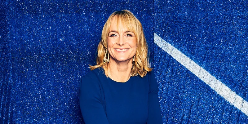 Louise Minchin wobbles on paddleboard, gaining strength and balance