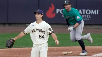 Pat Murphy yanks Robert Gasser mid-at-bat in Brewers' 7-4 win over Mariners