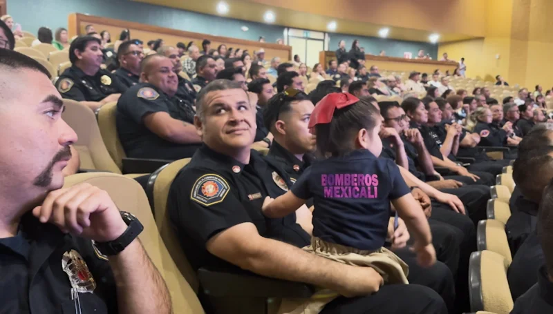 Norma Bustamante anuncia 6,000 pesos a Mexicali firefighters