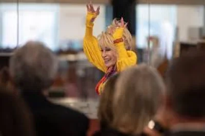 Dolly Parton and Patti LaBelle revive 9 To 5 Song nail clip
