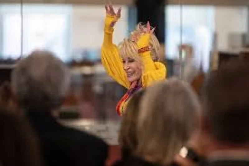 Dolly Parton and Patti LaBelle revive 9 To 5 Song nail clip