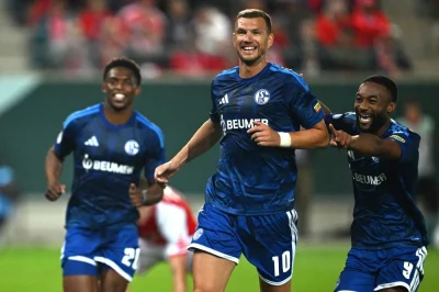 Daniel Rincón: Schalke 04 win 5-2 after extra time as Edin Dzeko scores late