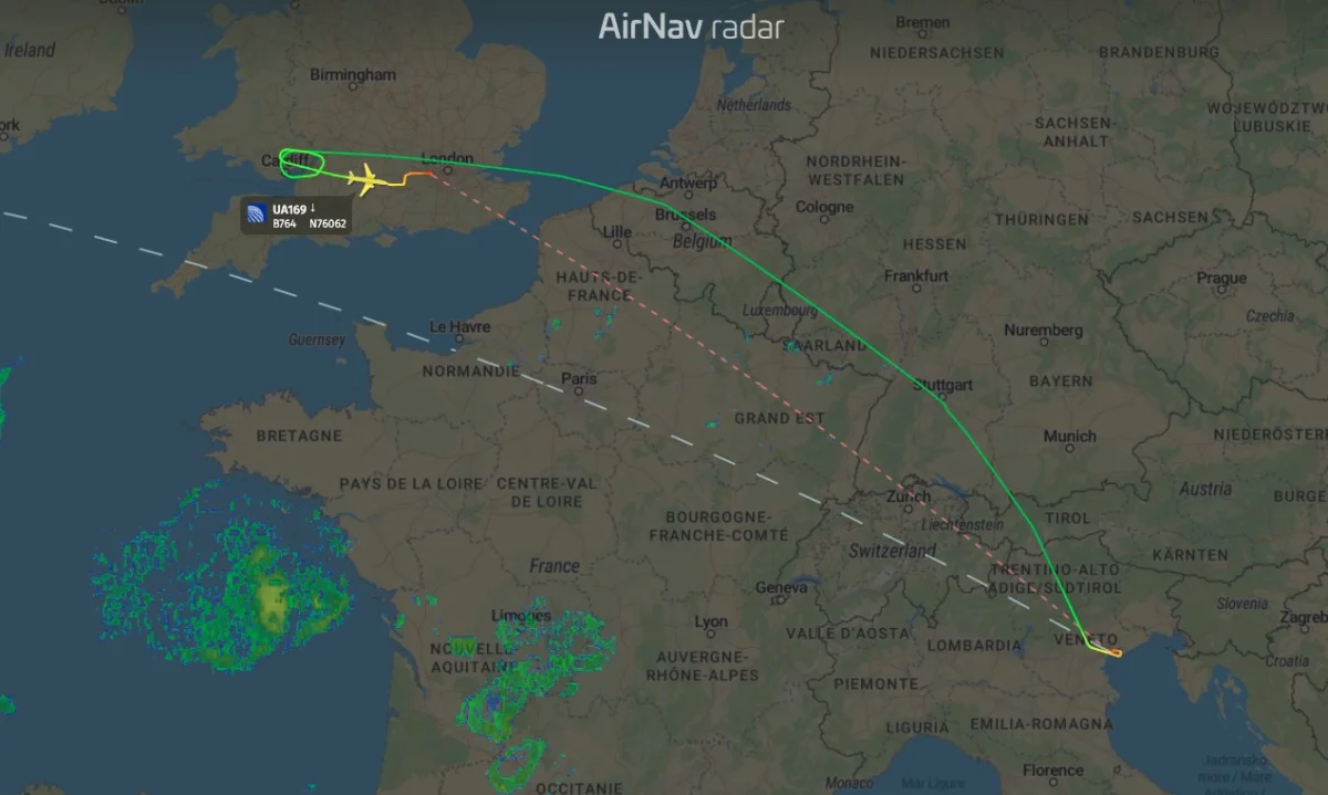 Squawk Code 1200 United Boeing 767 declares Bound squawk 7700 and lands at Heathrow - El ...