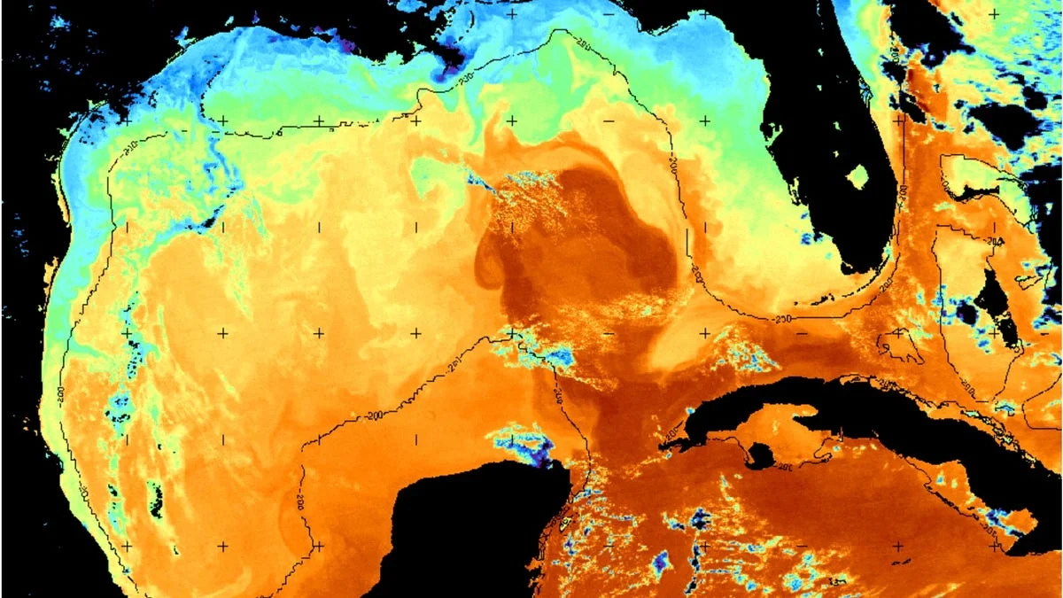 Высокая температура воды в Мексиканском заливе усиливает жару на побережье и влияет на сезон ураганов