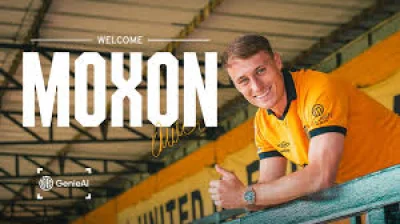 Cambridge United sign Owen Moxon on season-long loan from Stockport County