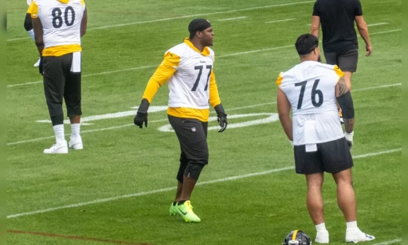 Broderick Jones explains first-and-10 hand-in-the-dirt adjustment under Mike McCarthy