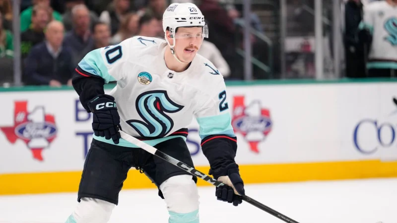Eeli Tolvanen’s 23-goal season is why the Chicago Blackhawks should consider a PTO