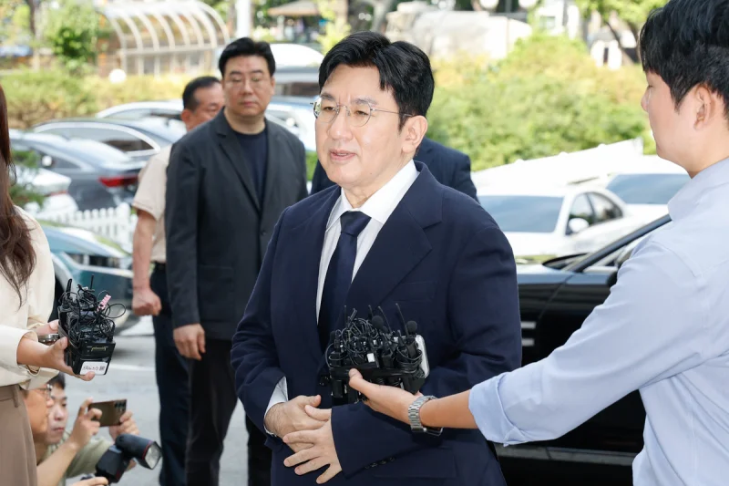 Bang Si-hyuk faces referral in 190 billion won HYBE case