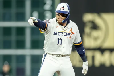 Nelson Velázquez's 415-foot two-run homer helps the Astros outlast the White Sox